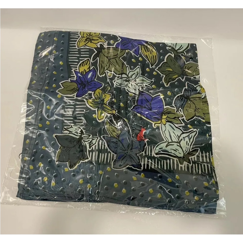 Vera Bradley Neckerchief In Falling Flowers NWTs